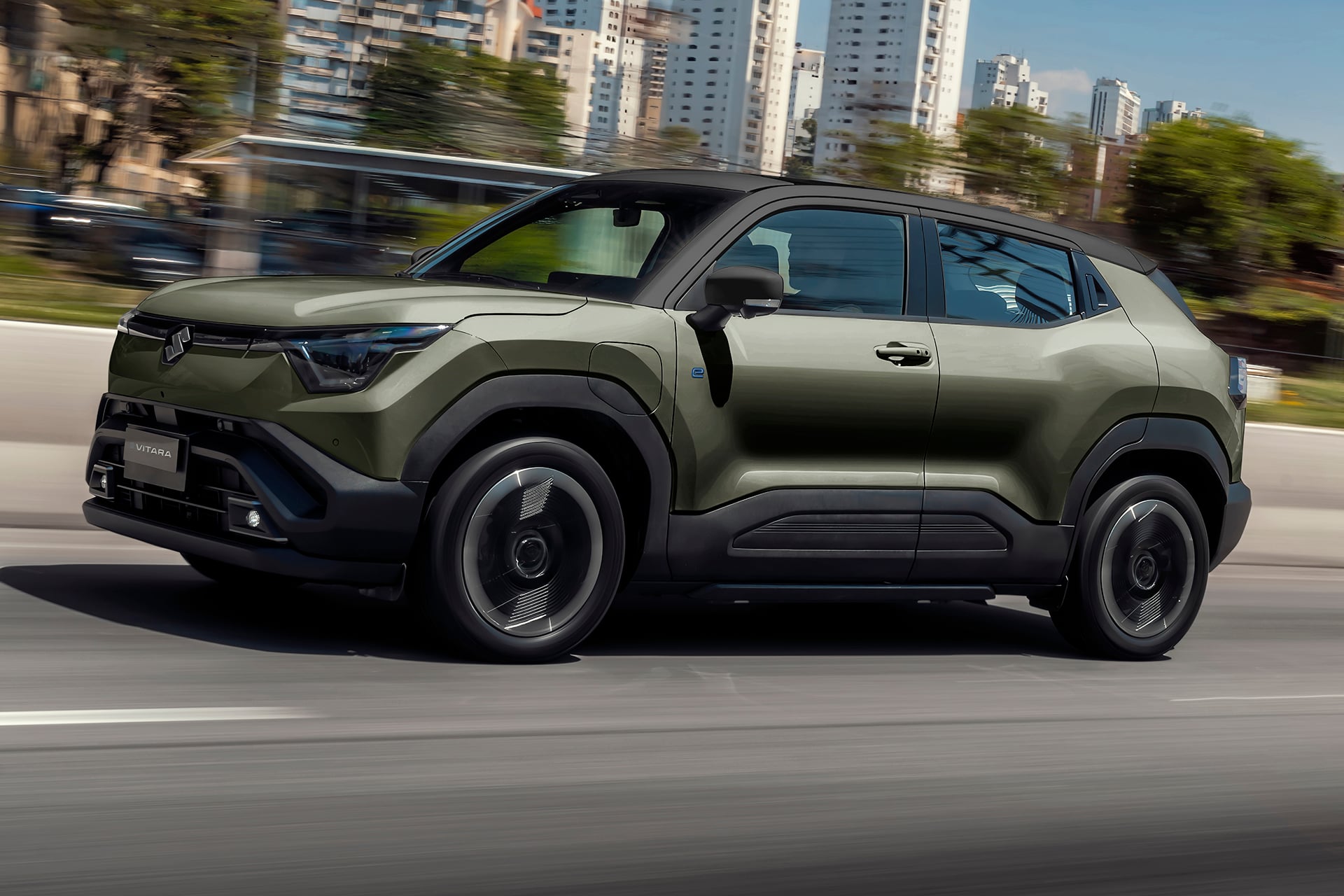 Suzuki E Vitara 2026 Verde Brisa frente em movimento (2)