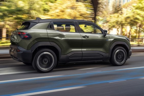 Suzuki E Vitara 2026 Verde Brisa lateral em movimento (2)