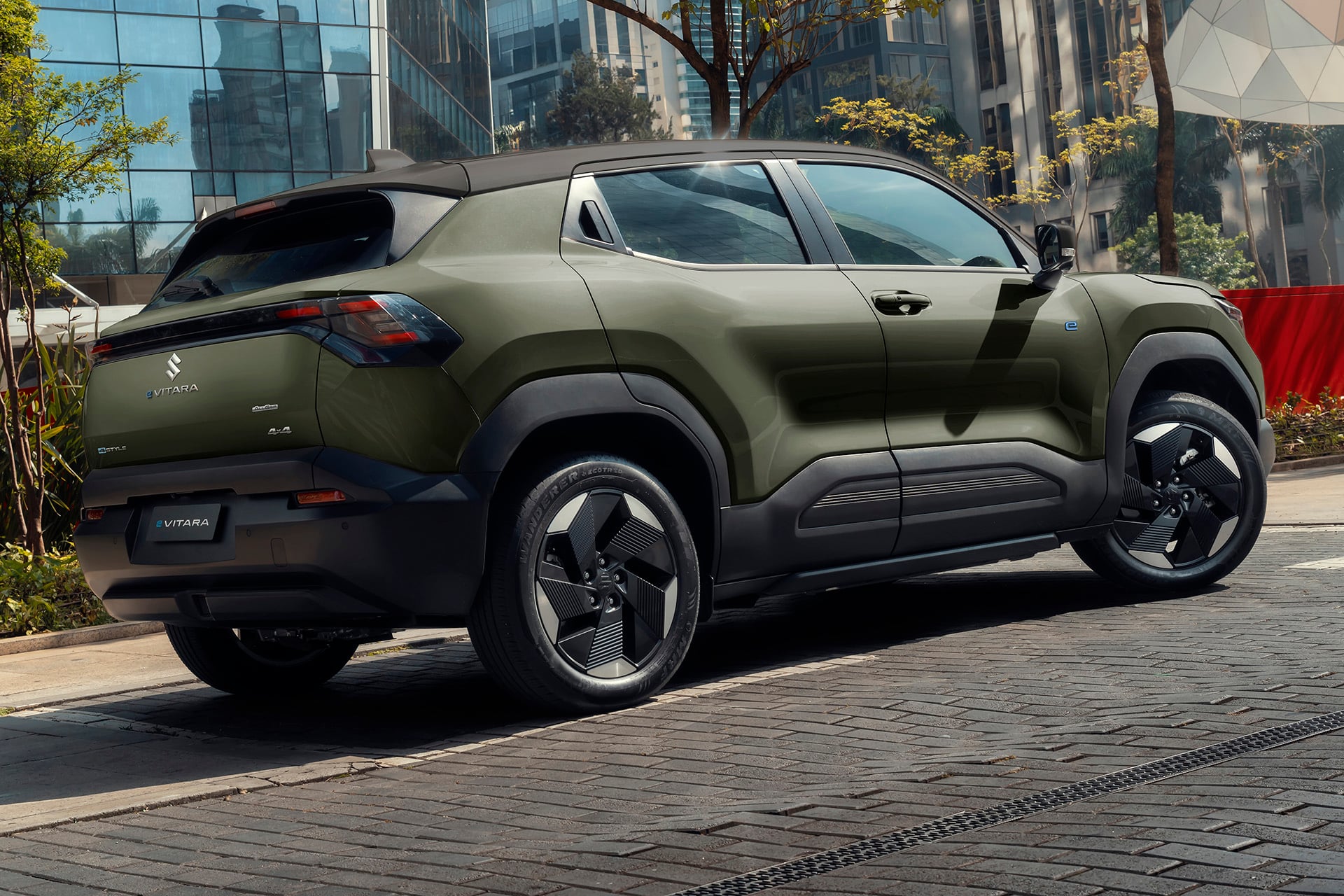 Suzuki E Vitara 2026 Verde Brisa traseira em movimento (2)