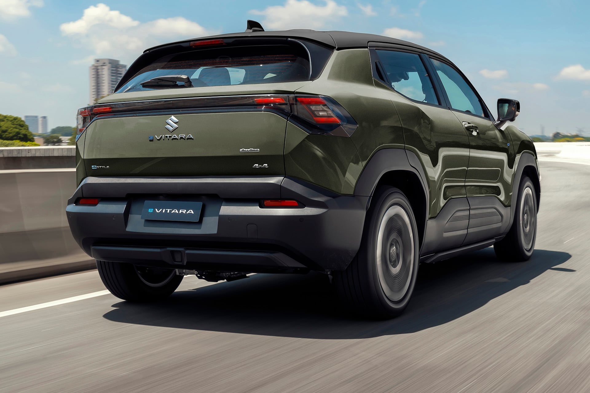 Suzuki E Vitara 2026 Verde Brisa traseira em movimento (3)