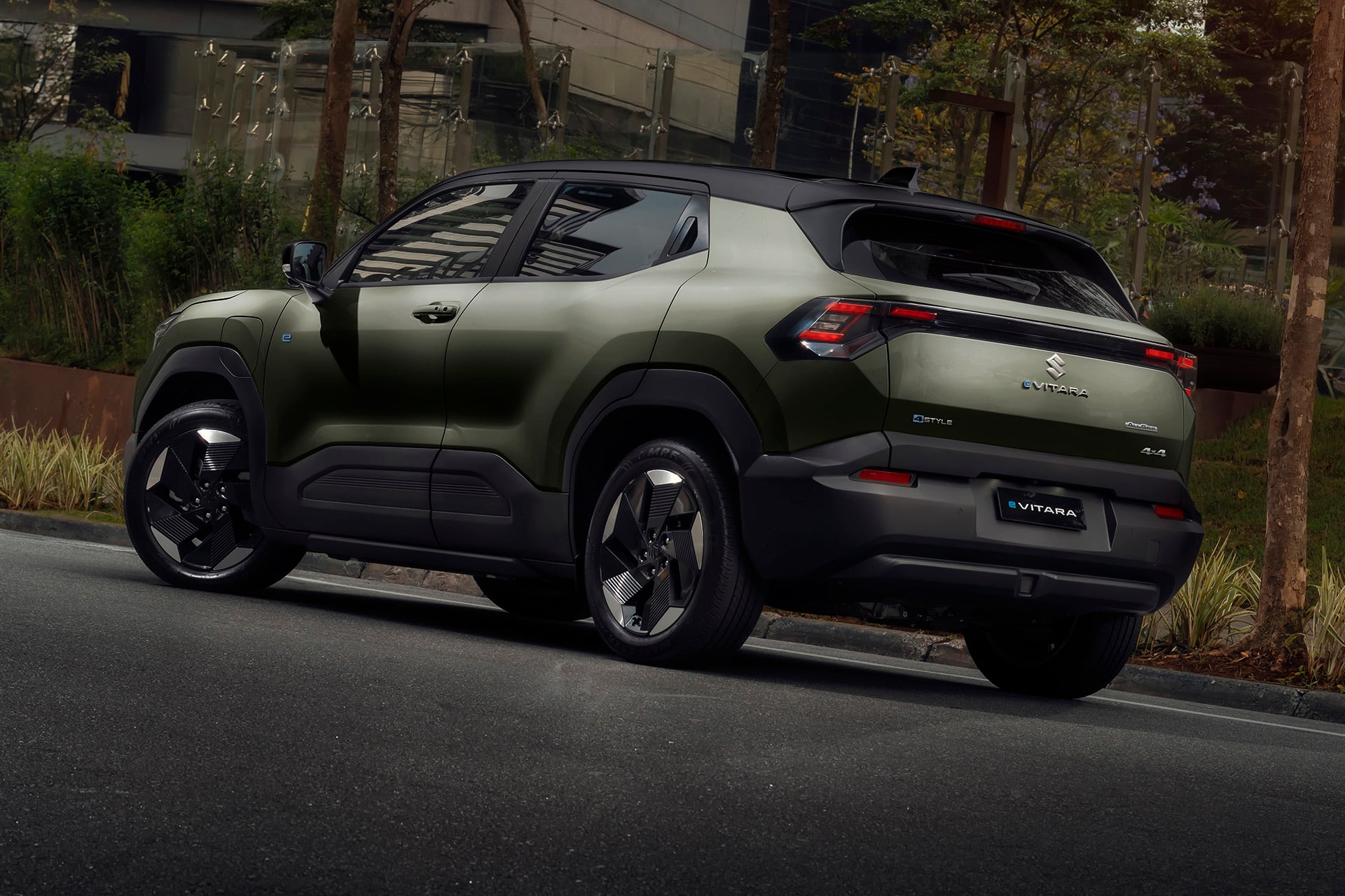 Suzuki E Vitara 2026 Verde Brisa traseira parado