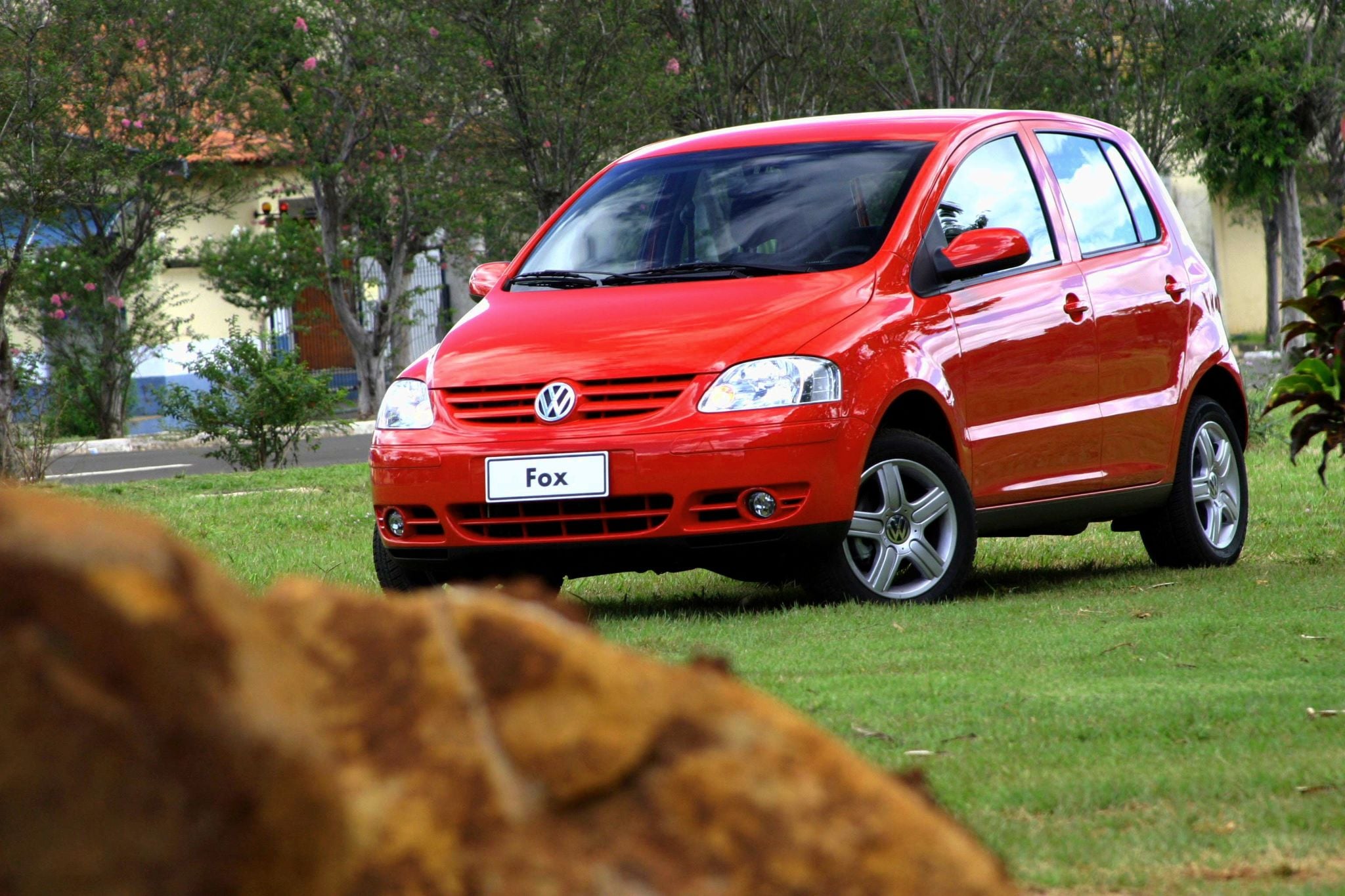 volkswagen fox 4 portas vermelho frente parado