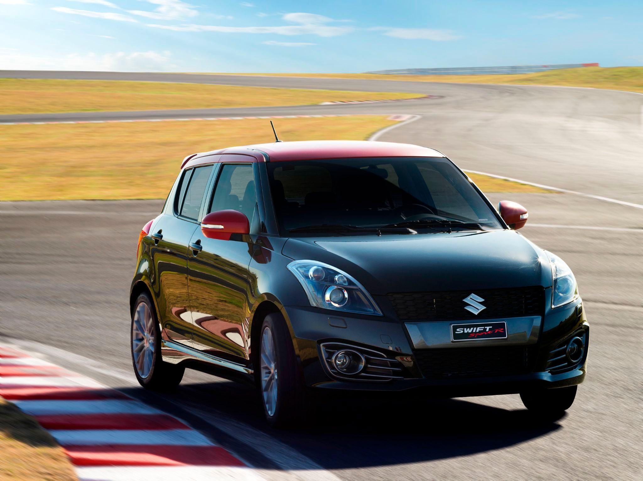 Suzuki Swift Sport R preto frente pista