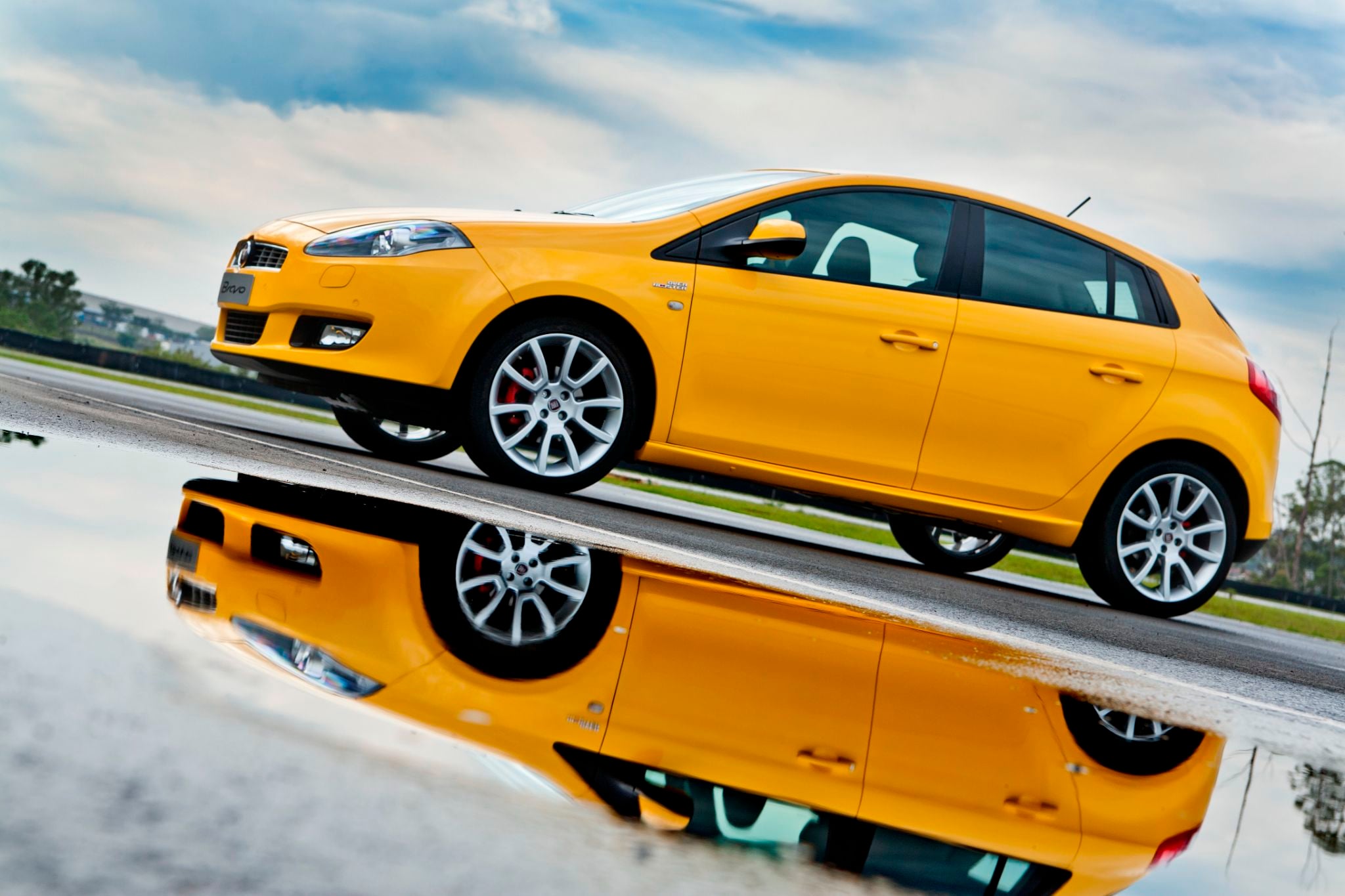 fiat bravo t jet amarelo lateral parado