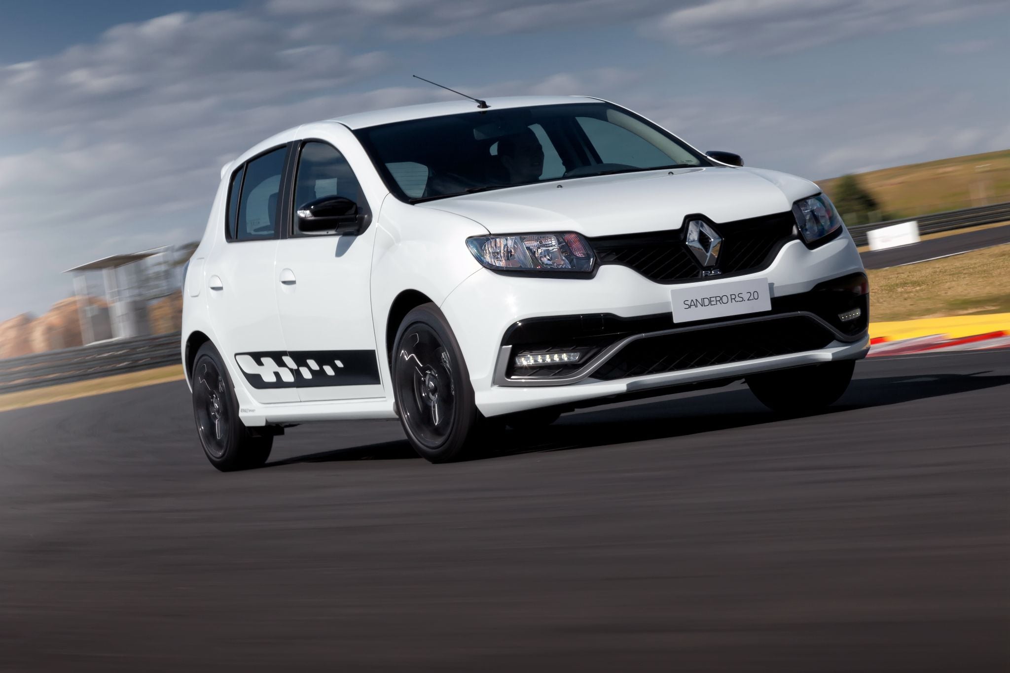 renault sandero r s 2015 branco frente em movimento