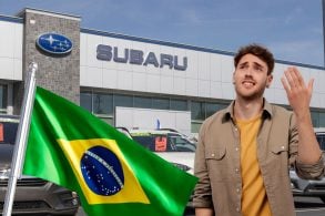 concessionária subaru eua, bandeira do Brasil ao lado dos carros, pessoa dando adeus com cara triste