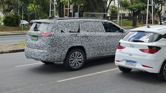 Jeep Commander híbrido 48v flagra traseira