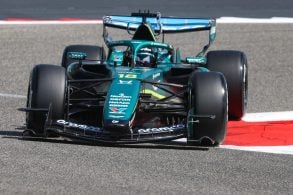 Aston Martin AMR26 2026 frente pista