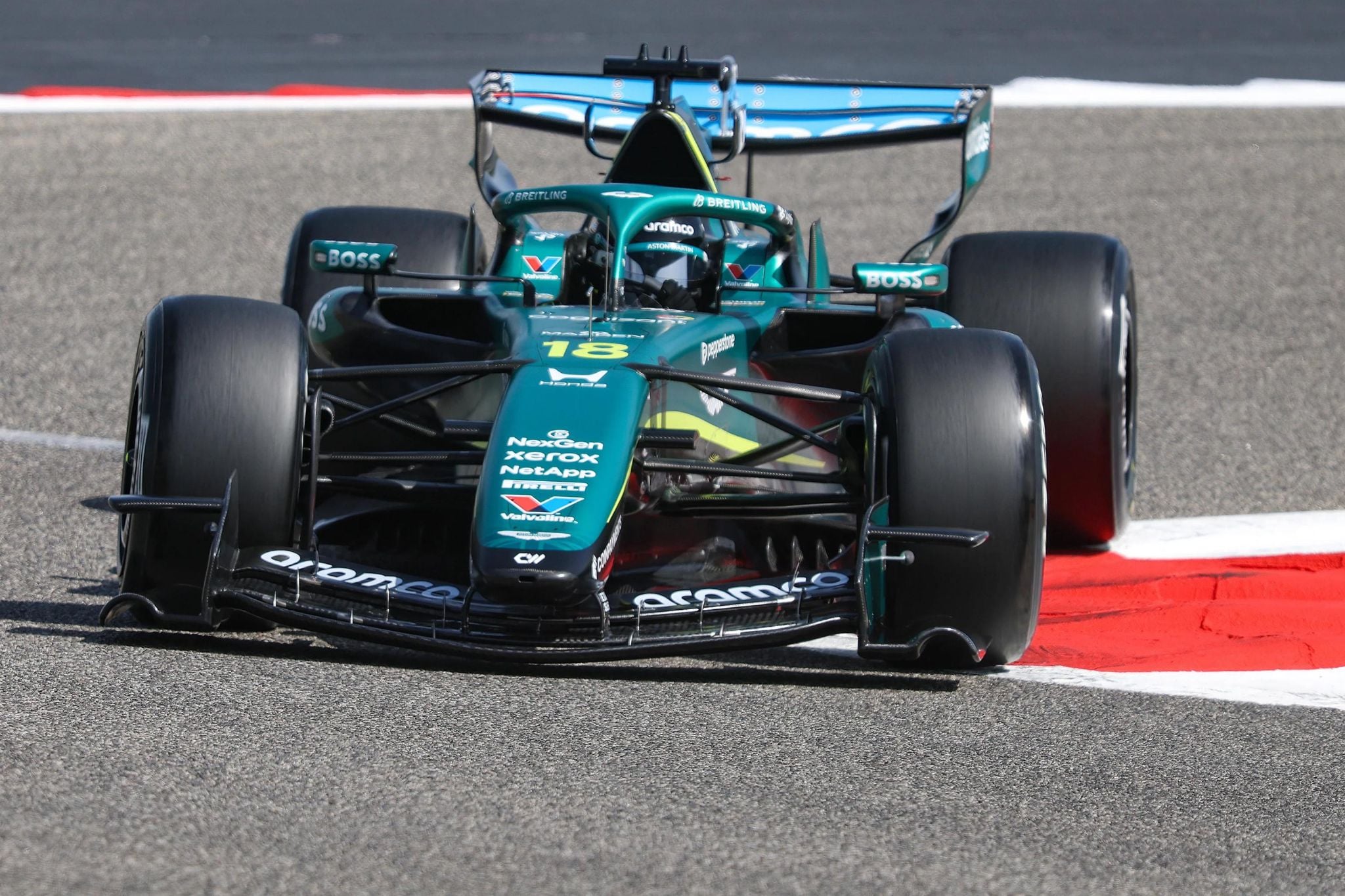 Aston Martin AMR26 2026 frente pista