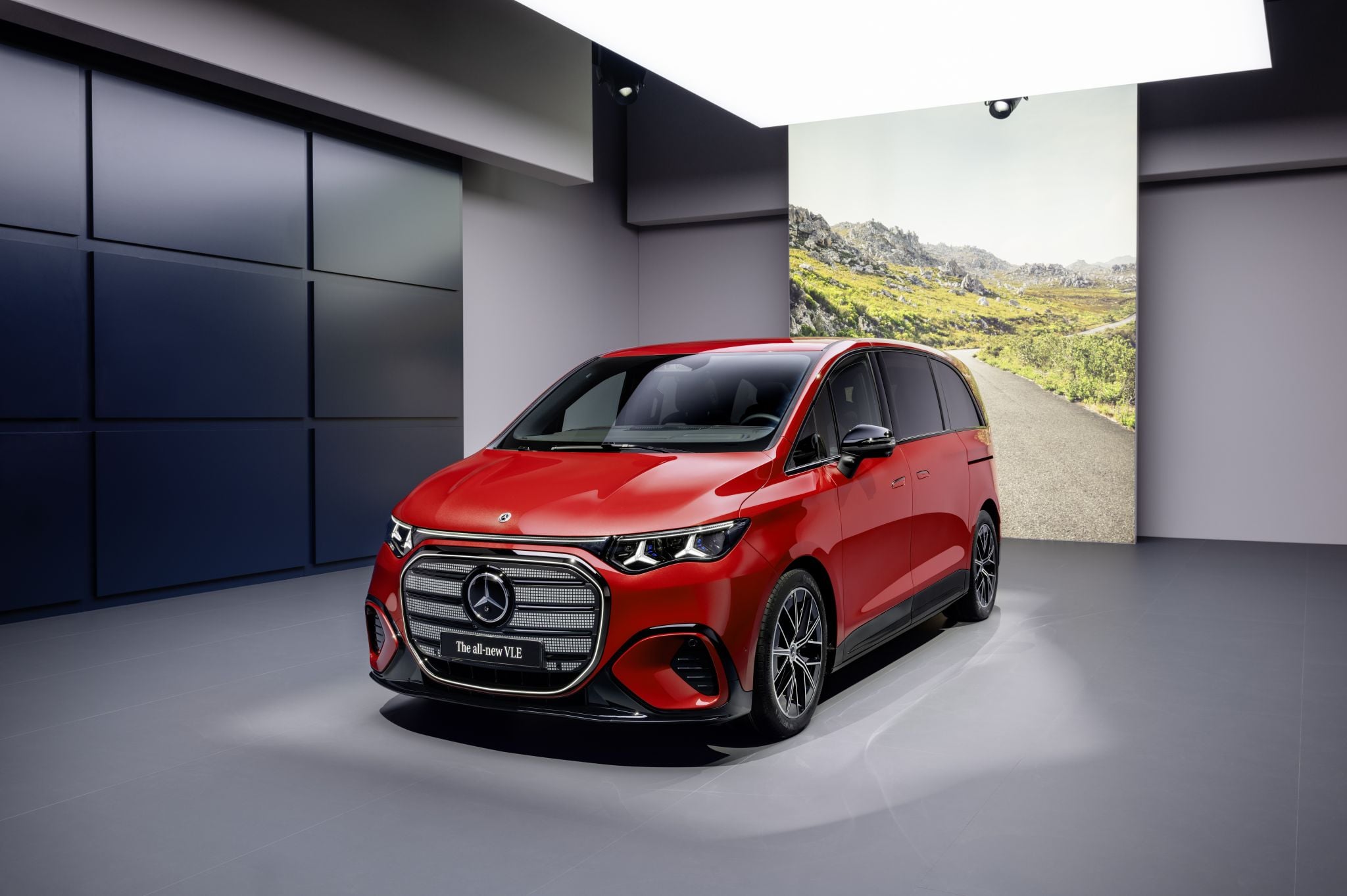 Luxo de jatinho: nova Mercedes-Benz VLE elétrica tem cinema 8K e desempenho de sedã esportivo