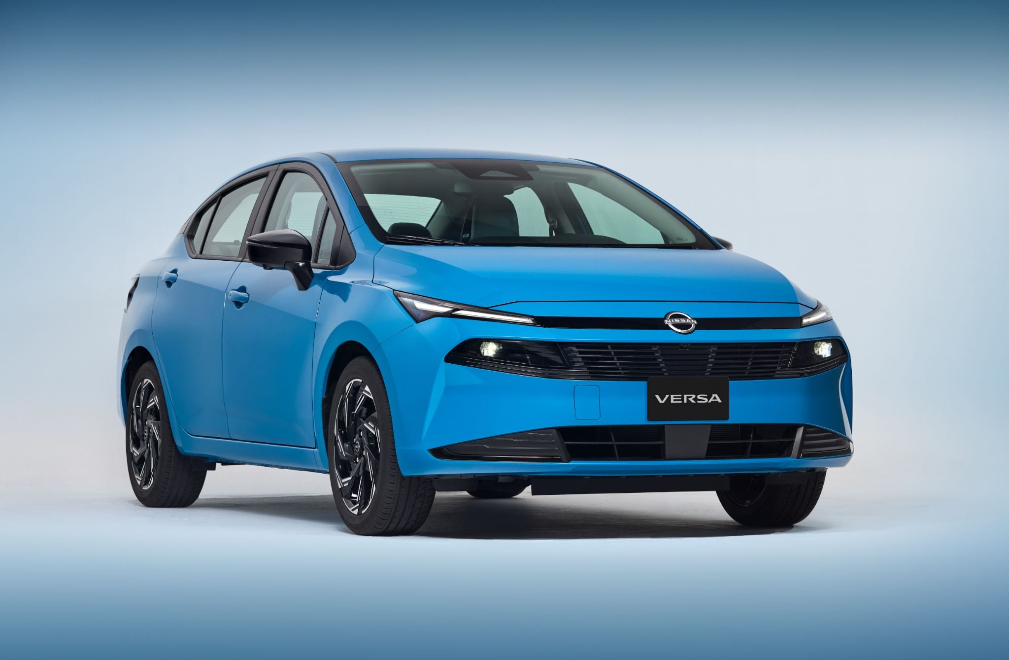 nissan versa 2026 azul frente