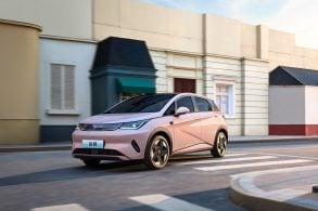 BYD Dolphin reestilizado frente parado