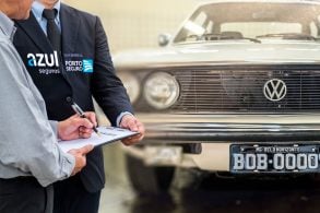 Passat TS boris feldman placa preta fake, homem de terno , homem assinando papeis de seguro, logo da azul seguros