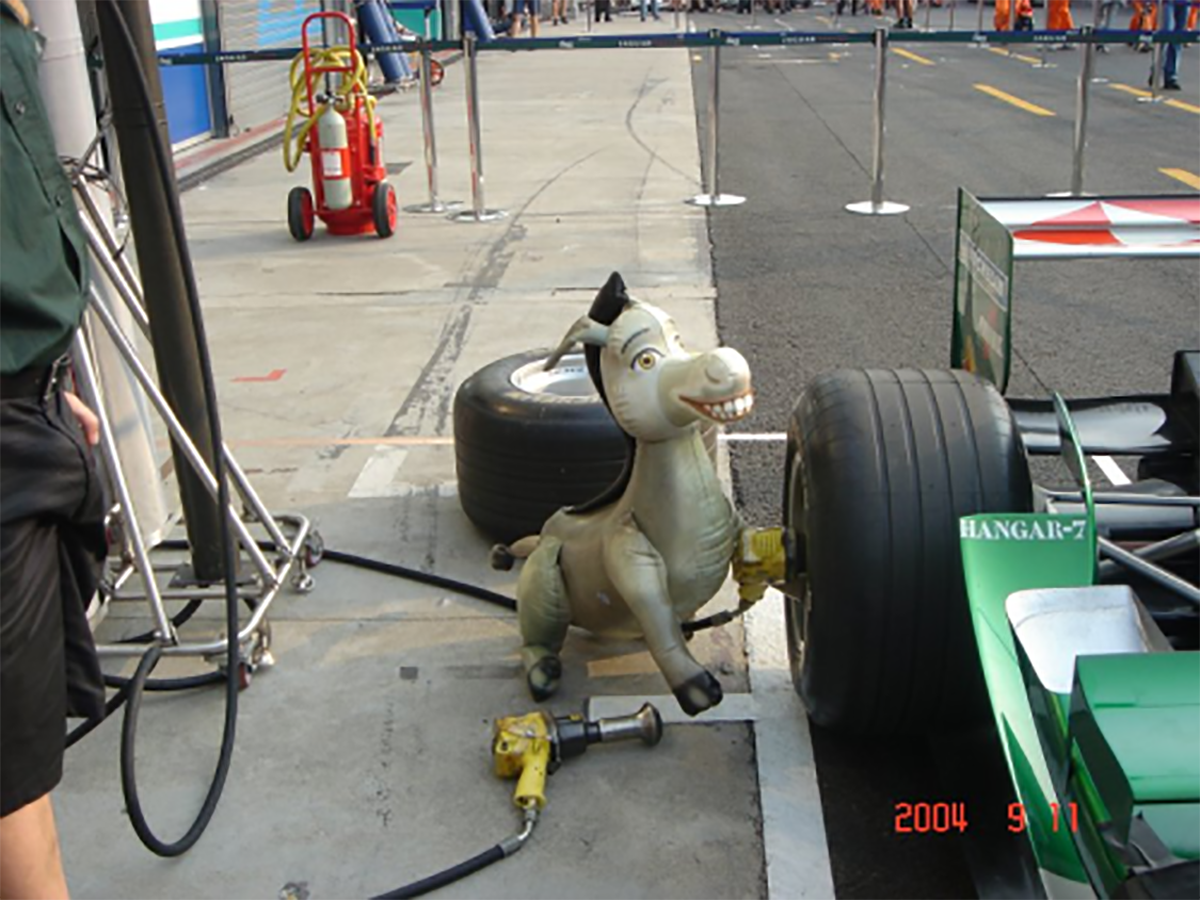 Burro inflável jaguar fórmula 1 2004 mecânico