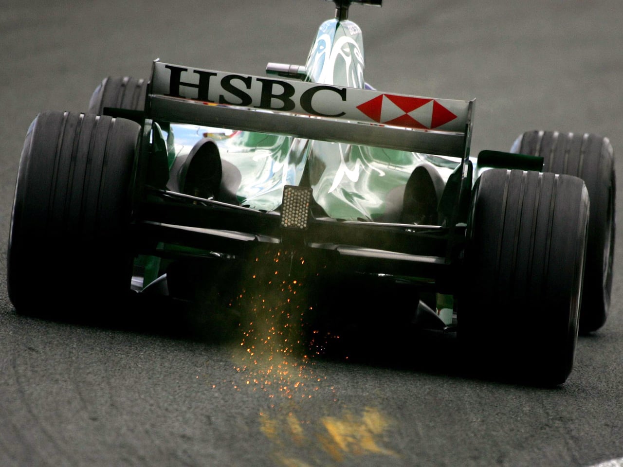 jaguar r5 traseira fazendo curva