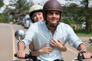 Wagner Moura de moto Série Sérgiio