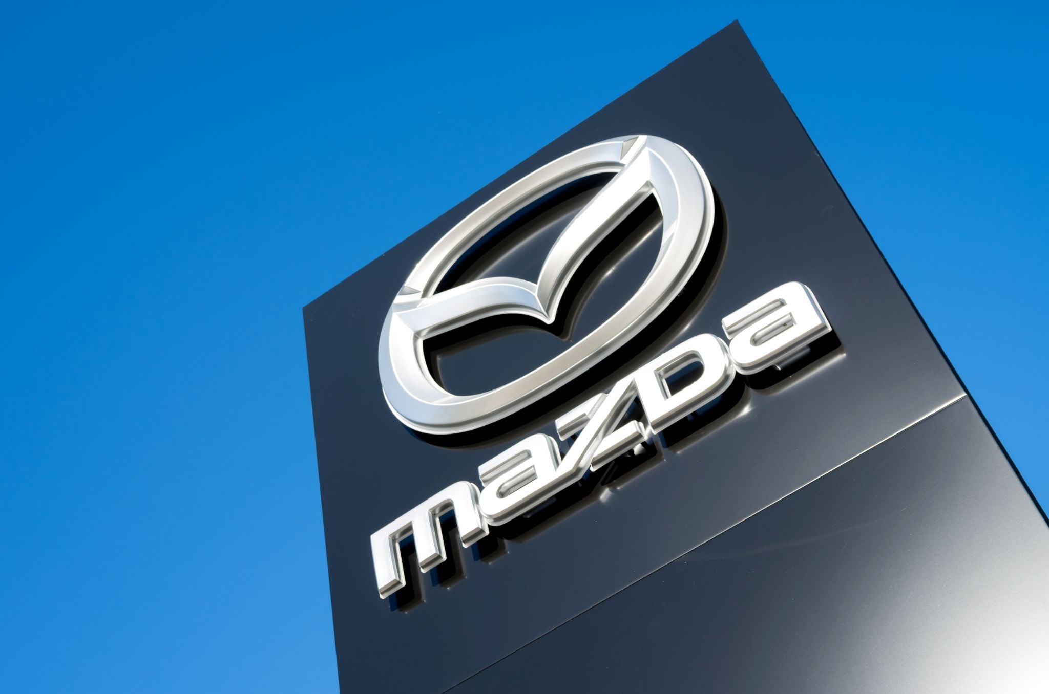 LETREIRO MAZDA shutterstock