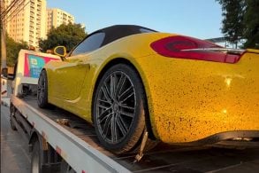 Porsche 718 Boxster atingido por piche