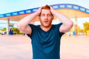 Posto de gasolina com placas escritas FAKE na fachada,Homem com as mãos na cabeça desesperado ao fundo posto de abastecimento.