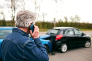homem utiliza telefone após acidente batida de carro