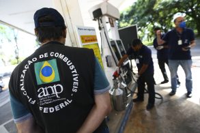 Força tarefa integrada pela Agência Nacional do Petróleo, Gás Natural e Biocombustíveis (ANP), Procon e Inmetro fiscaliza postos revendedores de combustíveis em Brasília