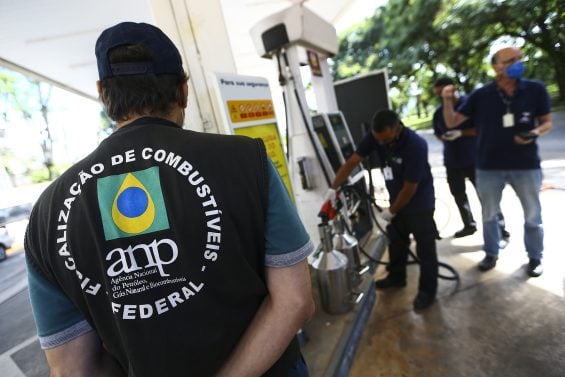 Força tarefa integrada pela Agência Nacional do Petróleo, Gás Natural e Biocombustíveis (ANP), Procon e Inmetro fiscaliza postos revendedores de combustíveis em Brasília