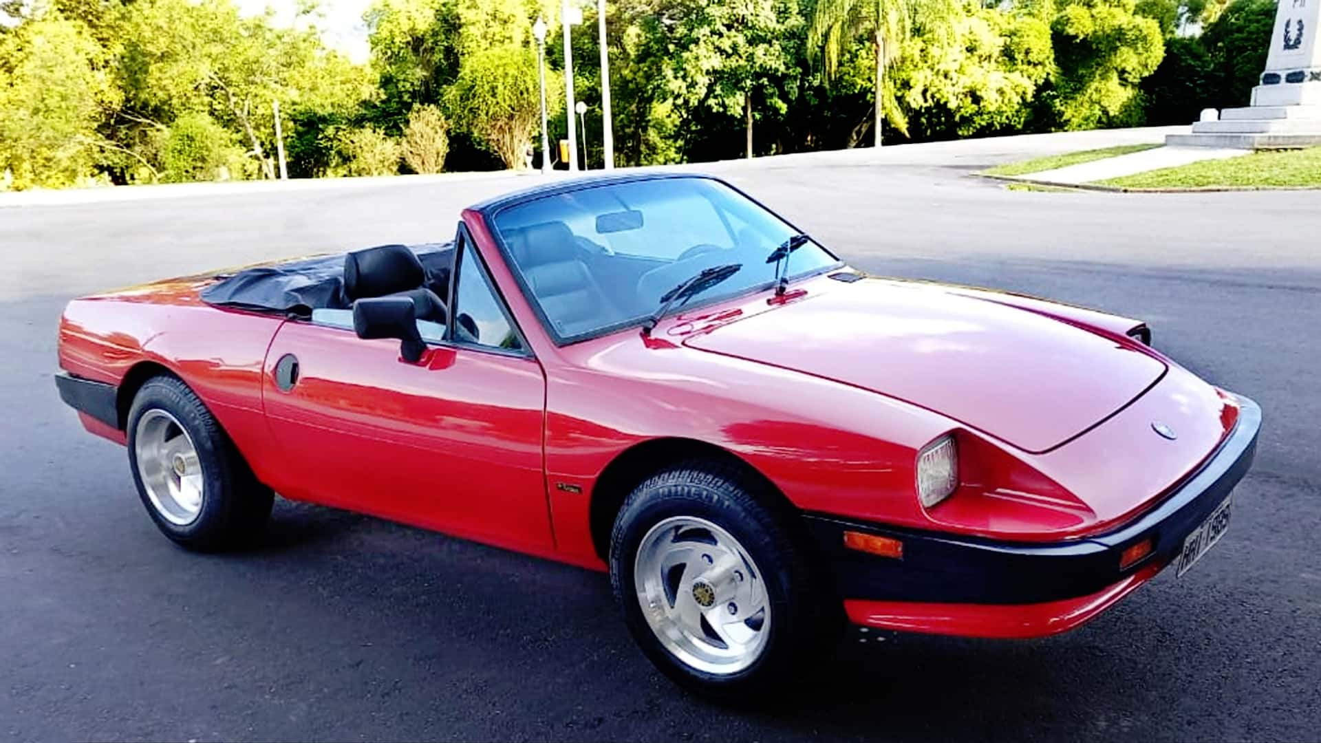 puma al fassi vermelho frente ateliê do carro