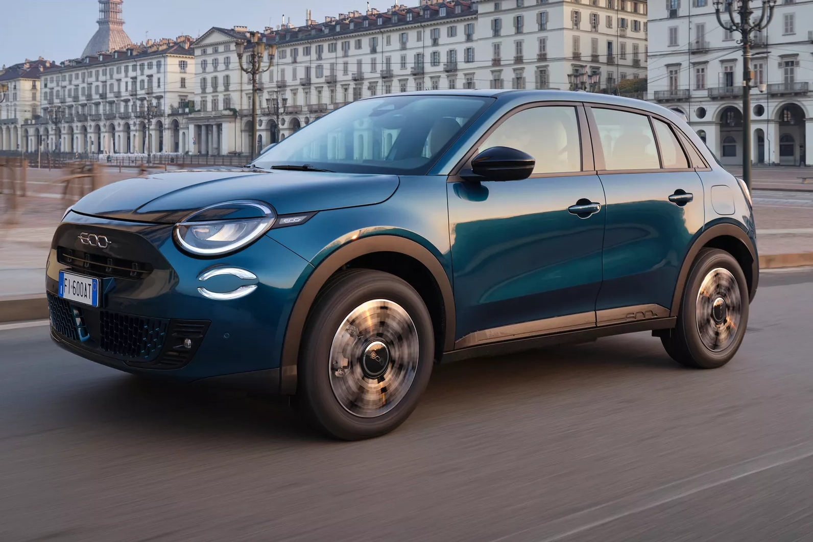 Fiat 600 estreou 100% elétrico, mas agora tem versão a gasolina com câmbio manual