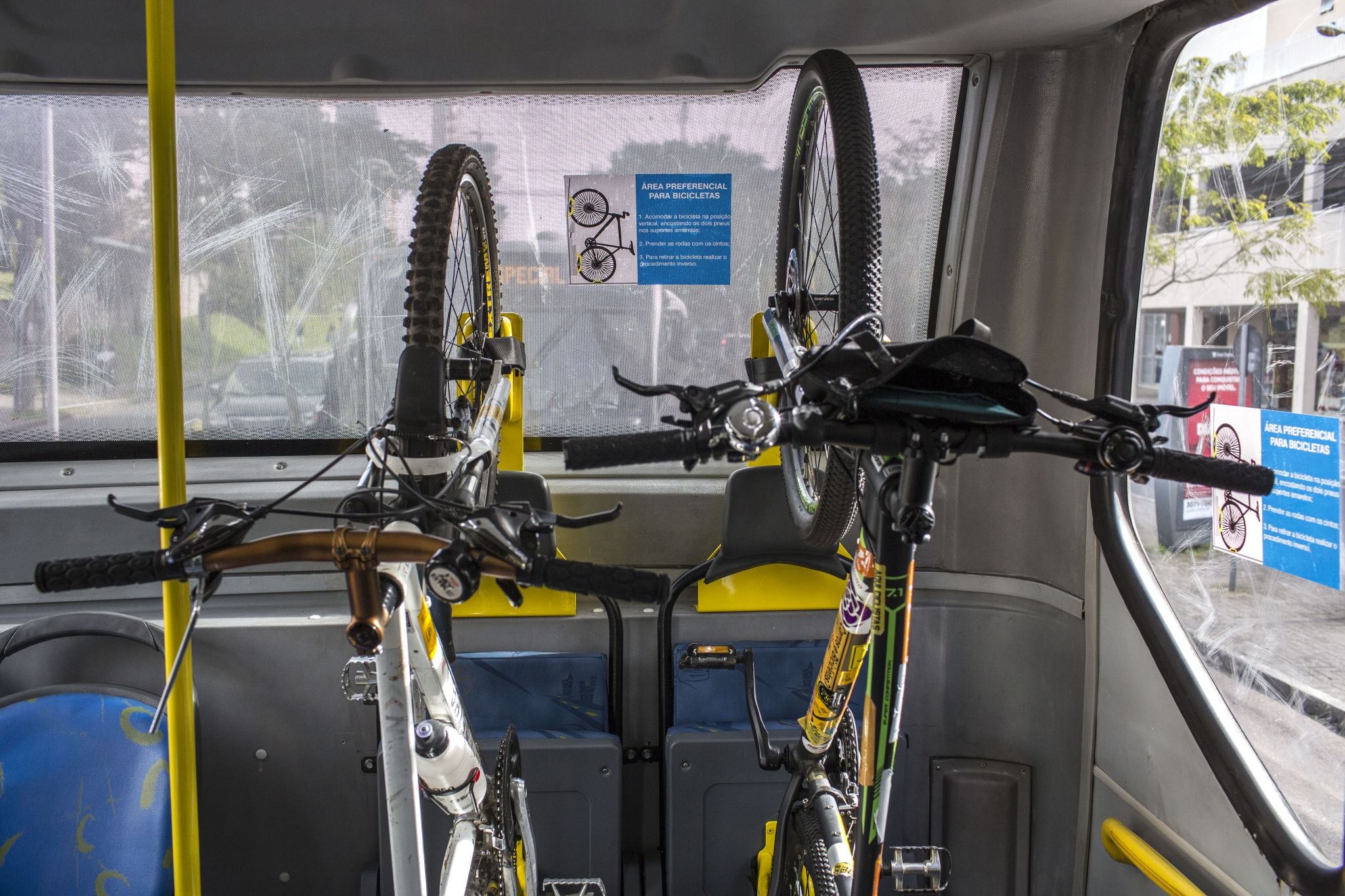 Bicicleta no ônibus? Novo projeto de lei avança e define regras para suportes no transporte público