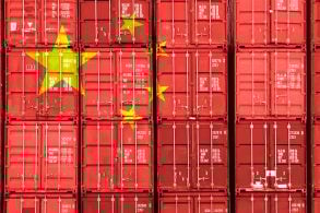 Containers vermelhos com cinco estrelas amarelas