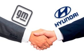 Duas mãos masculinas se cumprimentam do lado esquerdo ao fundo a logo da GM e na direita a Logo da Hyundai.