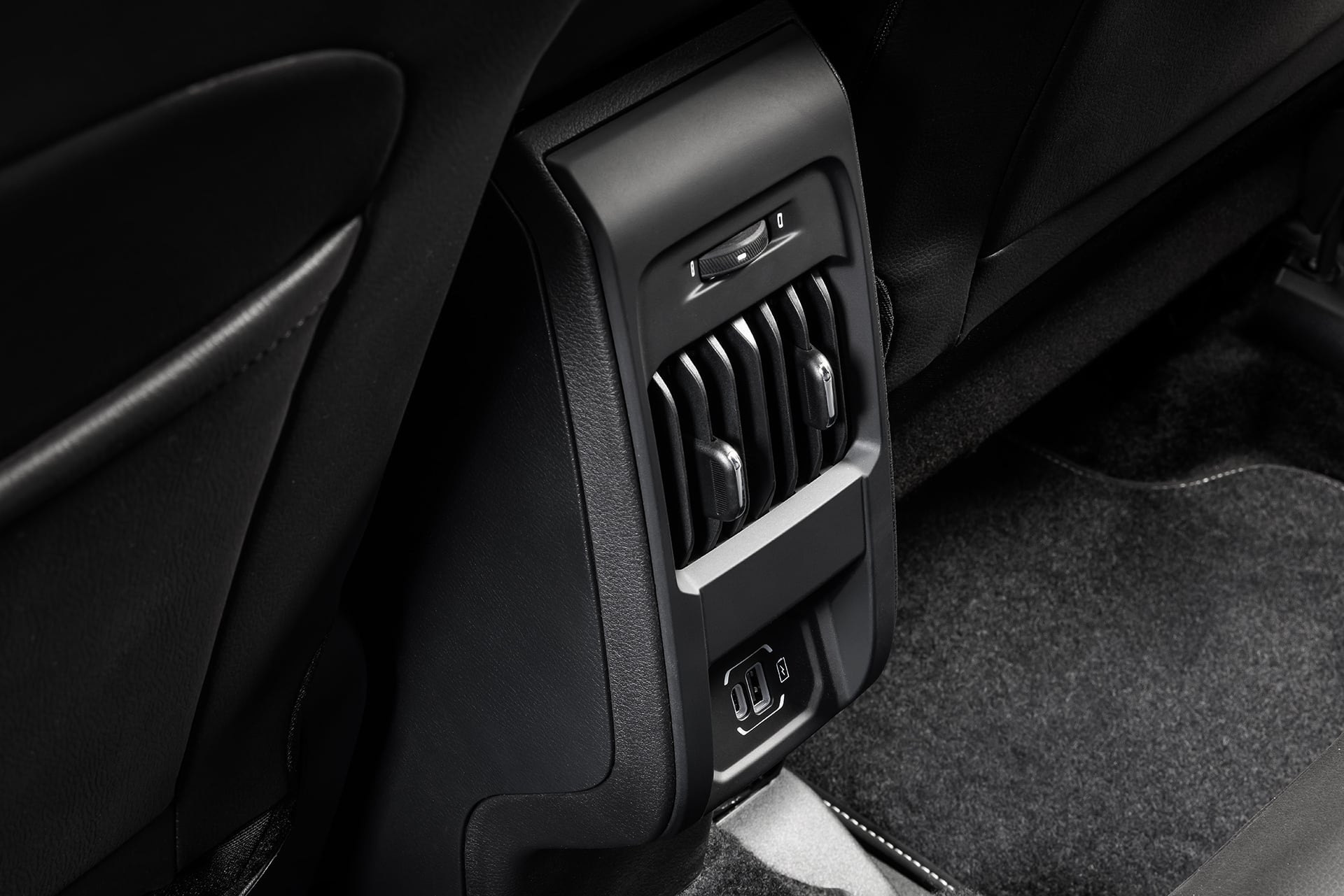 Jeep Renegade Sahara MY27 039