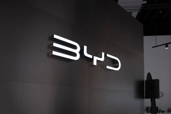 Blogueiro critica baterias da BYD e é condenado a pagar R$ 1,6 milhão após ser processado pela marca