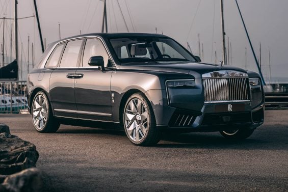 P90633339 highRes presenting rolls roy