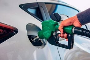 Etanol bomba de abastecimento verde , abastecendo o carro