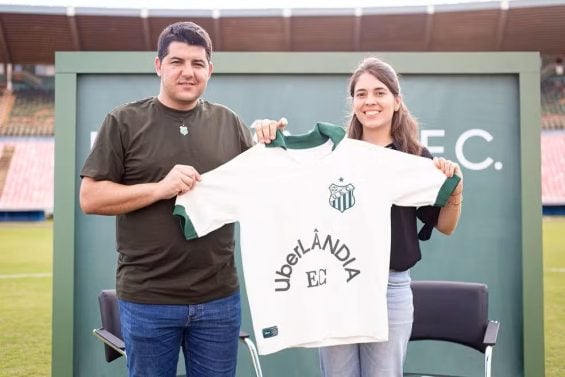 Fábio Mineiro presidente do Uberlândia e Isabella Motta gerente de marketing da Uber com nova camisa do Uberlândia