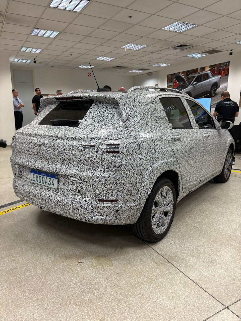 Chevrolet Sonic com camuflagens traseira e lateral Marcelo Jabulas