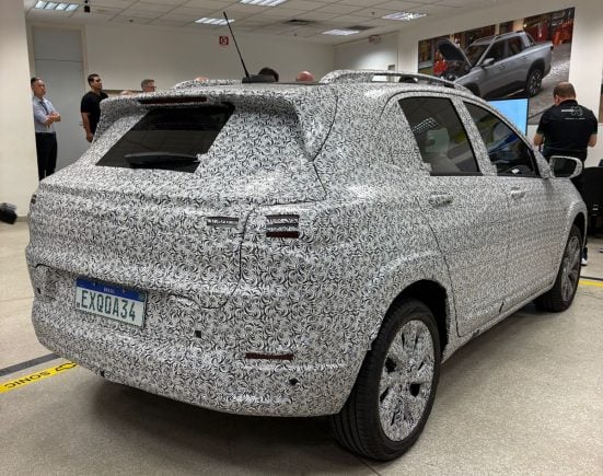 Chevrolet Sonic com camuflagens traseira e lateral Marcelo Jabulas