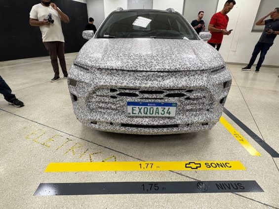 Chevrolet Sonic com camuflagens frente com medidas Marcelo Jabulas