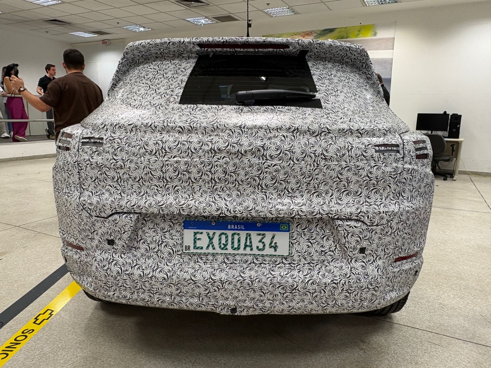 Chevrolet Sonic com camuflagens traseira Marcelo Jabulas