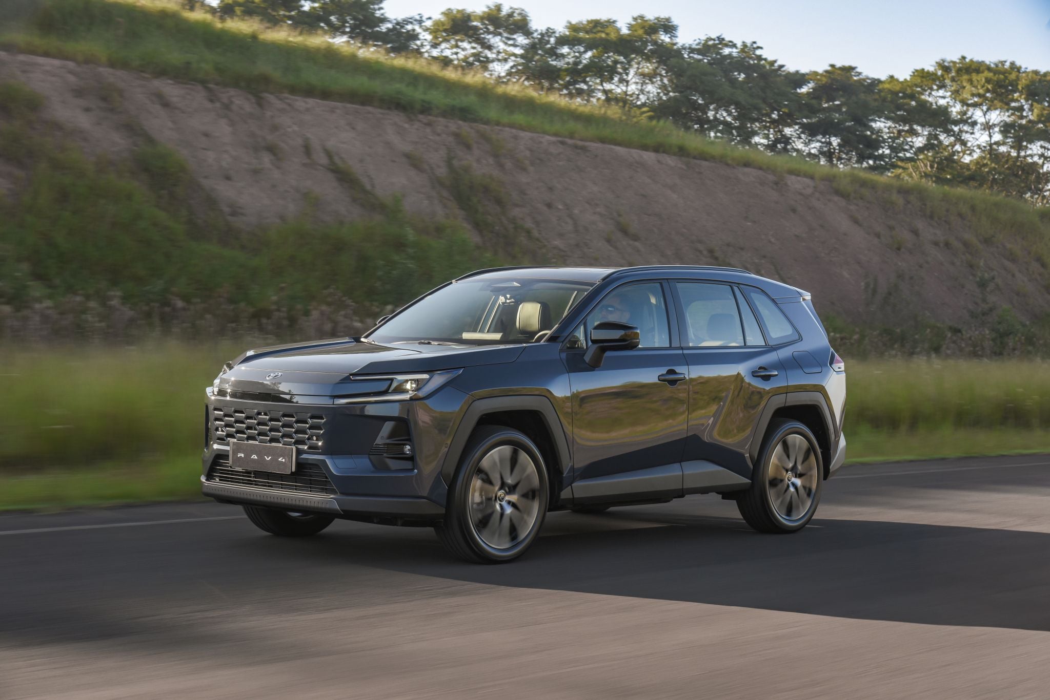 Novo Toyota RAV4 chega ao Brasil: duas versões híbridas e preços acima dos R$ 300 mil