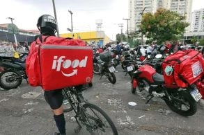foto de motoqueiros e entregadores de aplicativo reunidos