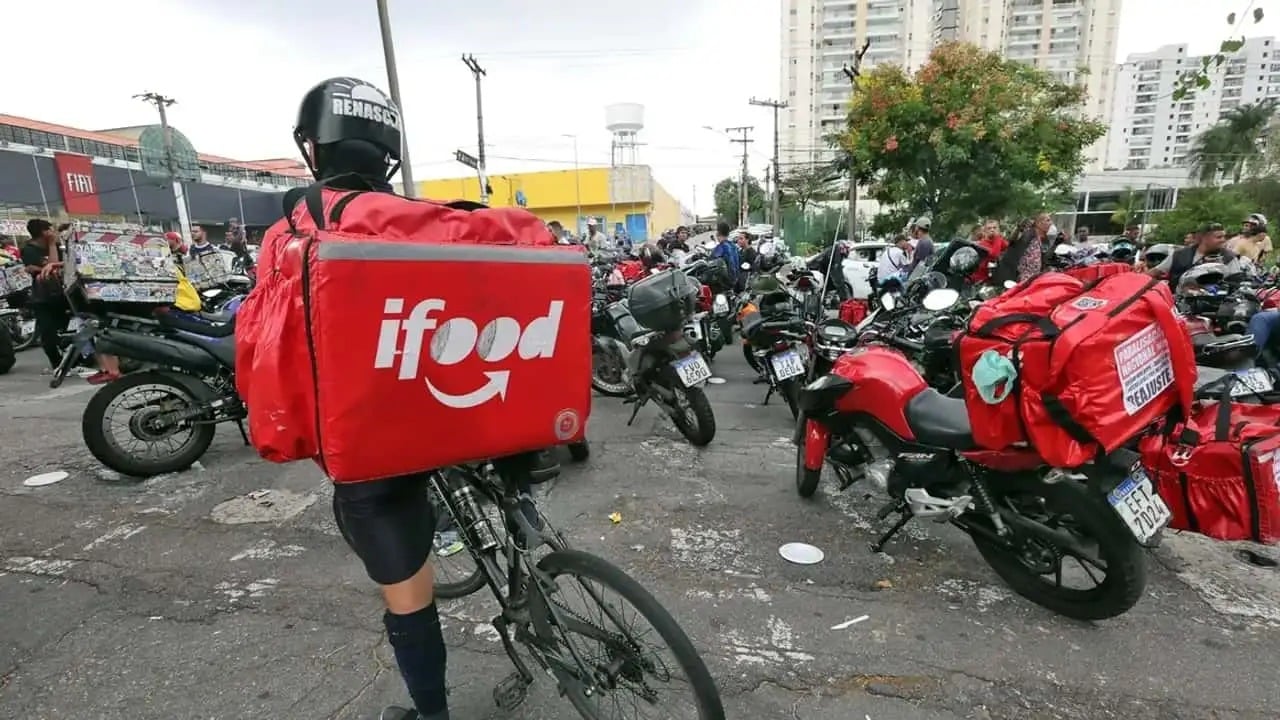 foto de motoqueiros e entregadores de aplicativo reunidos