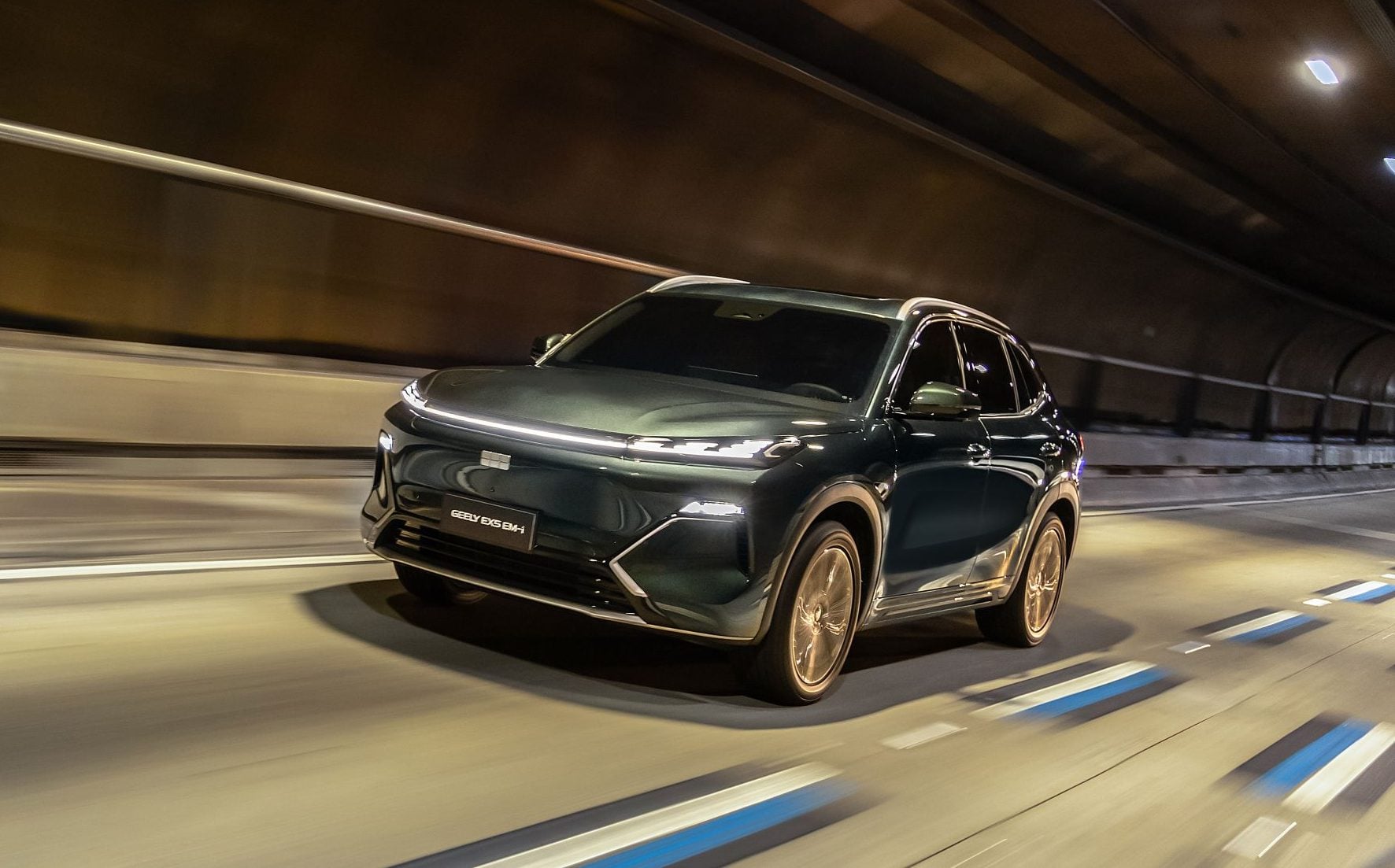 Geely EX5 EM-i chega a partir de R$ 189.990 com autonomia de até 1.300 km