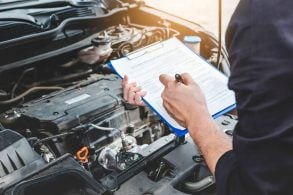 inspeção veicular dos componentes do motor do carro
