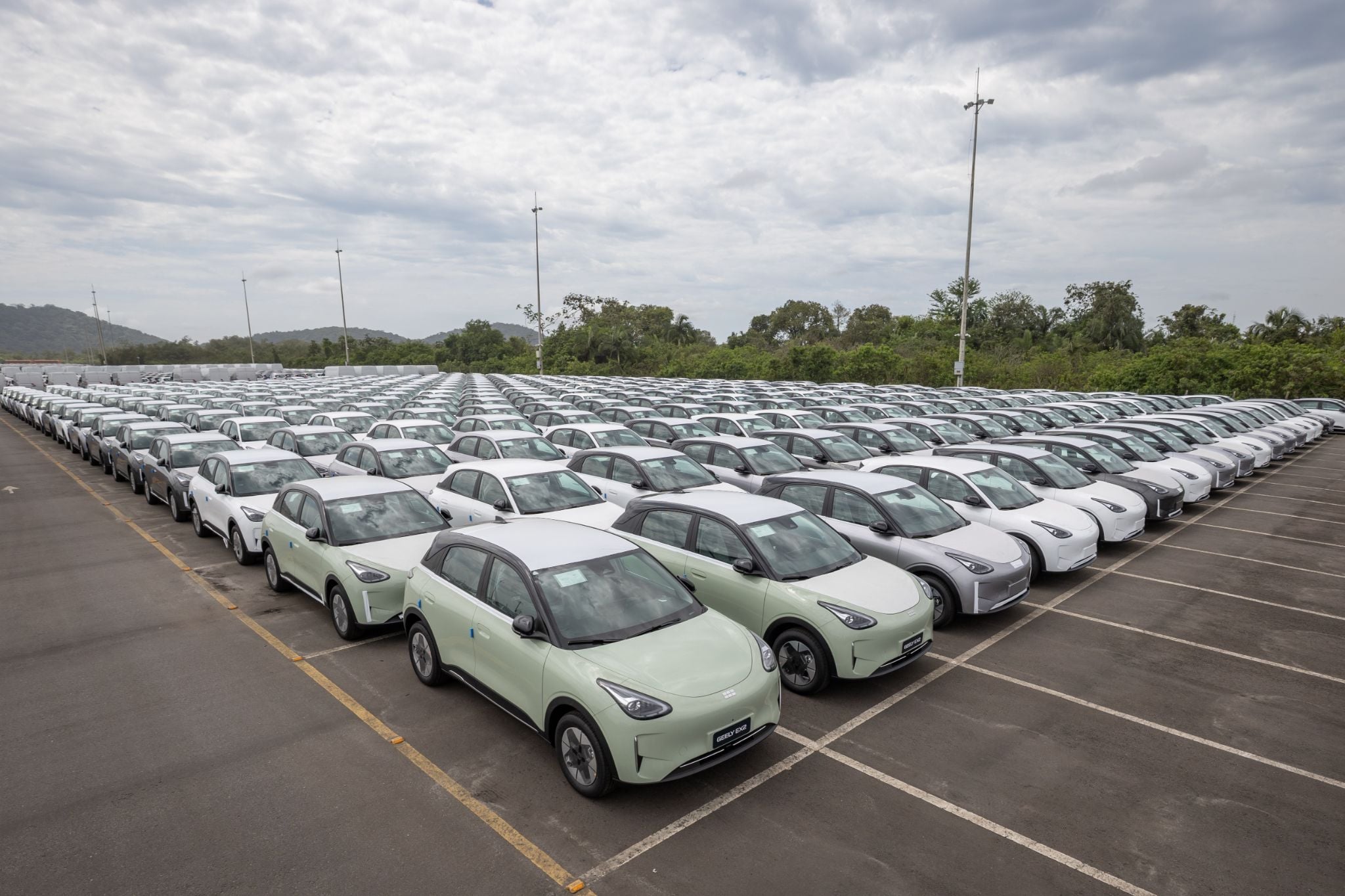 Pátio com Geely EX2 em porto