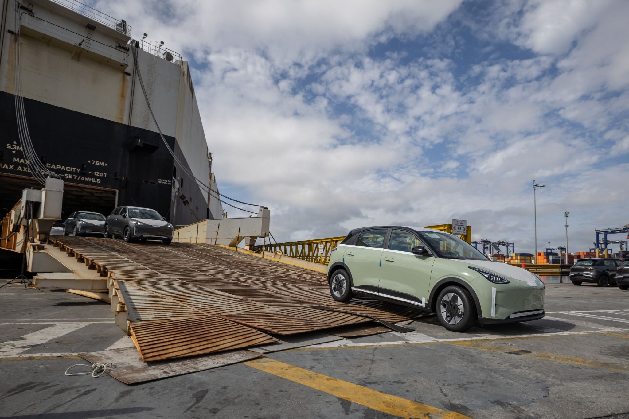 Geely EX2 Pro desembarcando em porto