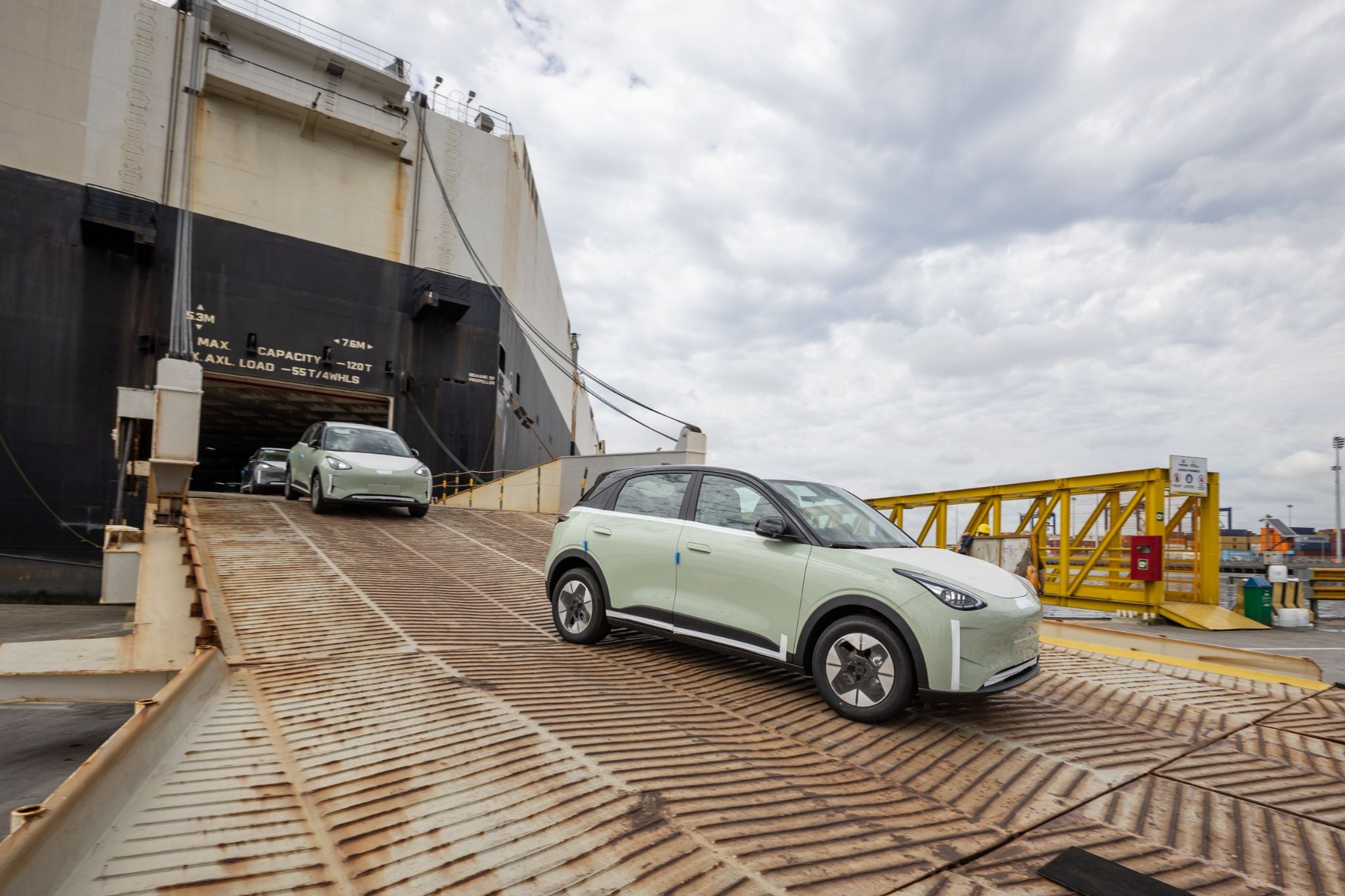 Geely EX2 Pro desembarcando em porto (2)