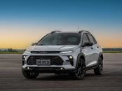 Chevrolet Sonic RS cinza frente parado