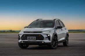 Chevrolet Sonic RS cinza frente parado